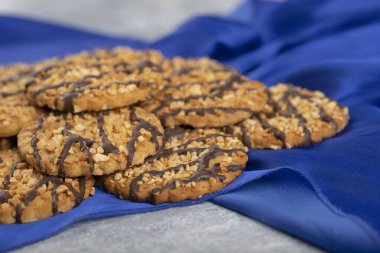 Tohumlu ve tahıllı yulaflı kurabiyeler. - Evet. Yüksek kalite fotoğraf