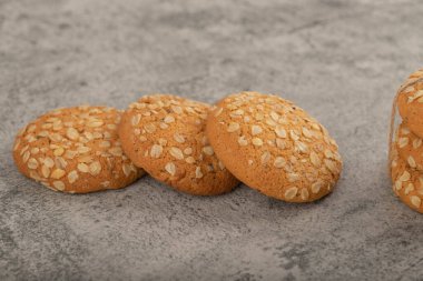 Tahıllı ve tohumlu yulaf ezmeli kurabiyeler bir taş masaya konur. Yüksek kalite fotoğraf