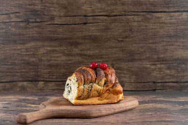 Tahta tahta tahta tahta tahta tahtada çikolatalı ve böğürtlenli hamur işi. Yüksek kalite fotoğraf