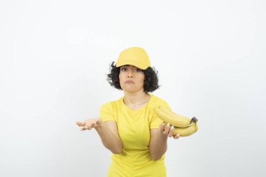 Beyaz arka planda poz veren genç bir kadın