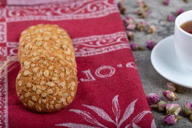 Tohumlu lezzetli yulaf ezmeli bisküviler ve arka planda bir fincan çay. Yüksek kalite fotoğraf