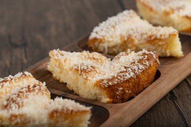 Tahta masaya konmuş hindistan cevizi dilimli tatlı dilimleri. Yüksek kalite fotoğraf