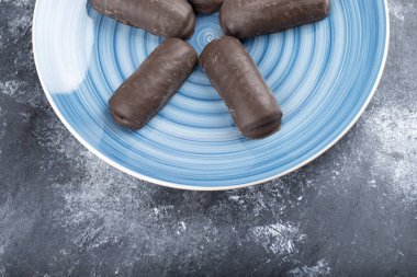 Mavi bir tabak çikolatalı kek mermer arka planda. Yüksek kalite fotoğraf