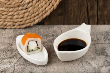 Taş zemine soya soslu suşi rulosu. Yüksek kalite fotoğraf