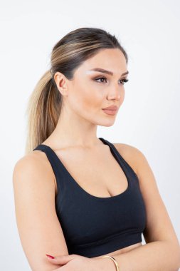 Siyah kollarını kavuşturmuş genç atletik kadın portresi. Yüksek kalite fotoğraf