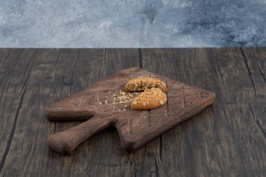 Tahta bir kesme tahtasına yerleştirilmiş tahıllı lezzetli kurabiyeler. Yüksek kalite fotoğraf