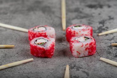  Philadelphia dürümü, taze somon, salatalık, krem peynir ve çubuk. Yüksek kalite fotoğraf