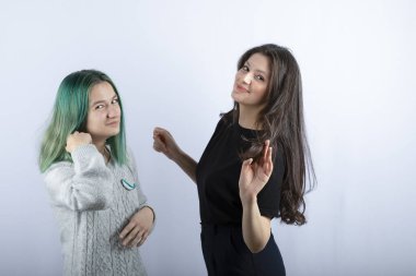 Beyaz arka planda gülümseyen iki bayan arkadaş. Yüksek kalite fotoğraf