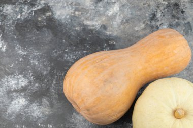 Mermer arka planda tereyağlı balkabağı. Yüksek kalite fotoğraf