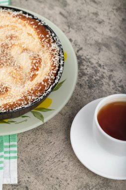 Hindistan cevizli turta ve arka planda bir fincan sıcak çay. Yüksek kalite fotoğraf