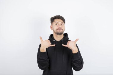 Siyah kazaklı genç adamın portresi duruyor ve bakıyor. Yüksek kalite fotoğraf