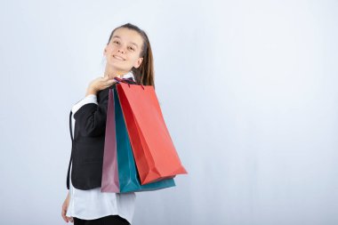 Beyaz arka planda duran ve poz veren güzel bir kadının portresi. Yüksek kalite fotoğraf