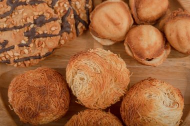 Tahta kesme tahtasına yerleştirilmiş tatlı atıştırmalıklar. Yüksek kalite fotoğraf