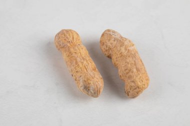 Beyaz arka planda soyulmamış iki fıstık. Yüksek kalite fotoğraf