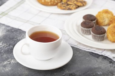 Taş zemine yerleştirilmiş tatlı atıştırmalıklar. Yüksek kalite fotoğraf