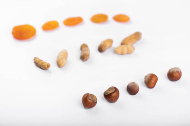 Beyaz arka planda fındıklı sağlıklı kurutulmuş kayısı meyveleri. Yüksek kalite fotoğraf