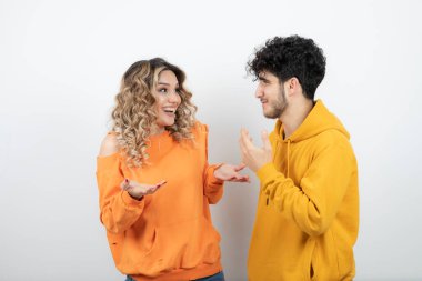 Aynı kıyafetleri giymiş, birbiriyle konuşan genç ve çekici bir çift. Yüksek kalite fotoğraf