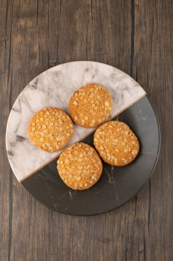 Ahşap zemin üzerinde iki renkli yulaflı kurabiye tabağı. Yüksek kalite fotoğraf