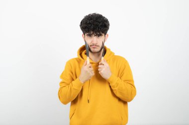 Elinde bahçe aletleri olan esmer bir adamın portresi. Yüksek kalite fotoğraf