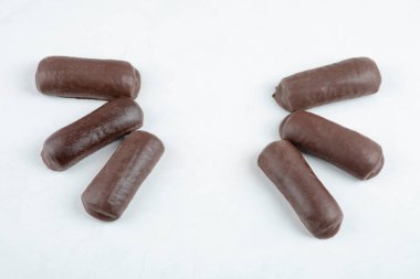 Beyaz arka planda izole edilmiş süt kremalı çikolatalı rulo. Yüksek kalite fotoğraf