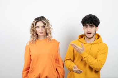 Ayakta duran ve poz veren uyumlu kıyafetler giyen çekici bir çift. Yüksek kalite fotoğraf