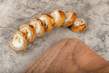 Somon, avokado ve peynirli sıcak kızarmış suşi ruloları. Yüksek kalite fotoğraf