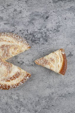 Mermer bir arka fona yerleştirilmiş yuvarlak ve lezzetli bir pasta. Yüksek kalite fotoğraf