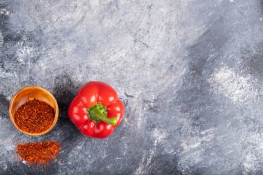 Kırmızı dolma biber ve mermer üzerine ahşap biber kasesi. Yüksek kalite fotoğraf