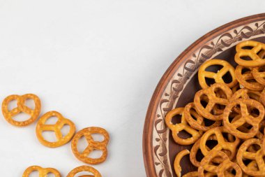 Beyaz arka plana yerleştirilmiş kahverengi tuzlu kraker tabağı. Yüksek kalite fotoğraf