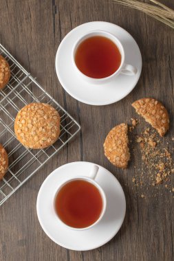 Tahta masaya yerleştirilmiş tohumlu ve tahıllı yulaflı kurabiyeler. Yüksek kalite fotoğraf