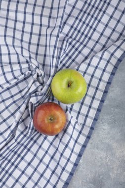 Masa örtüsünde izole edilmiş yeşil ve kırmızı olgun elmalar. Yüksek kalite fotoğraf
