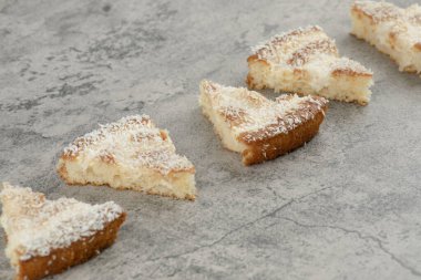 Arkaplanda hindistan cevizi parçacıkları olan lezzetli bir pasta dilimleri. Yüksek kalite fotoğraf