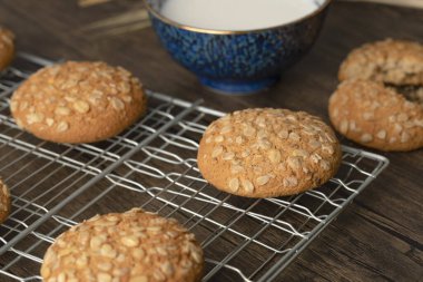 Tahta masaya yerleştirilmiş tohumlu ve tahıllı yulaflı kurabiyeler. Yüksek kalite fotoğraf