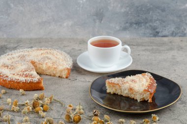 Taş zeminde bir fincan sıcak çayla nefis vanilyalı kek. Yüksek kalite fotoğraf