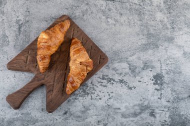 Taş zeminde ahşap bir kruvasan tahtası. Yüksek kalite fotoğraf