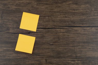 Ahşap arka planda sarı kare çıkartmalar. Yüksek kalite fotoğraf