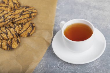 Bir yığın kepekli bisküvi ve bir fincan çay. Yüksek kalite fotoğraf