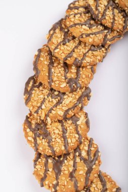 Beyaz yüzeyde fındıklı ev yapımı yulaf kurabiyesi yığını. Yüksek kalite fotoğraf