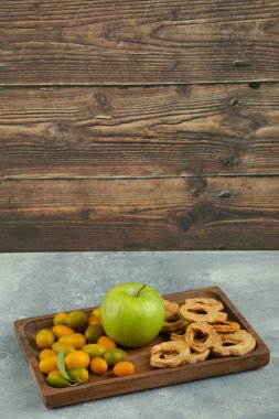 Kurumuş elma halkaları, mermer yüzeyde yeşil elma ve kimyonlar. Yüksek kalite fotoğraf