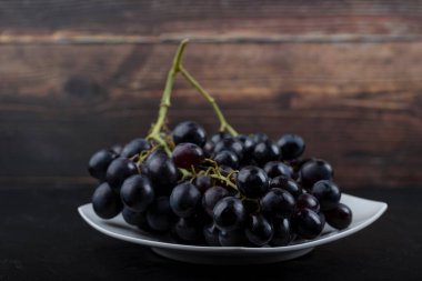 Siyah arka planda beyaz, taze siyah üzümler. Yüksek kalite fotoğraf