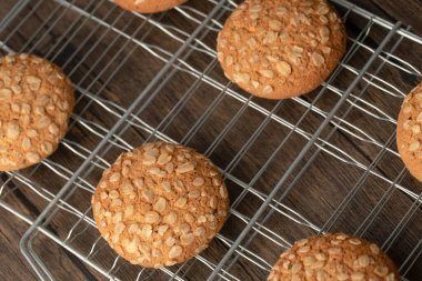 Tahta masaya yerleştirilmiş tohumlu ve tahıllı yulaflı kurabiyeler. Yüksek kalite fotoğraf