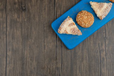 Mavi kepekli kurabiye tahtası ve ahşap masada tatlı turta. Yüksek kalite fotoğraf