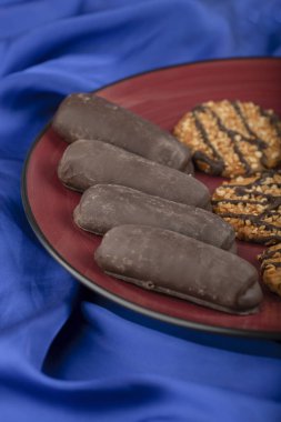 Bir kaseye konmuş çeşitli tatlı atıştırmalıklar. Yüksek kalite fotoğraf