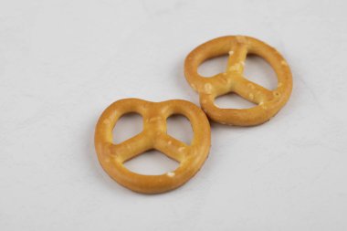 Beyaz arka plana tuzlu krakerler yerleştirilmiş. Yüksek kalite fotoğraf