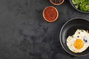 Kızarmış yumurta tavada, yeşil soslu ve siyah yüzey soslu. Yüksek kalite fotoğraf