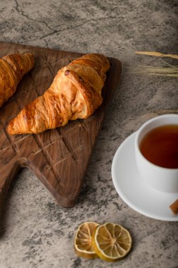 Tereyağlı kruvasan ve bir fincan çay. Yüksek kalite fotoğraf