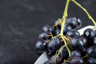 Siyah arka planda beyaz, taze siyah üzümler. Yüksek kalite fotoğraf