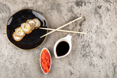 Siyah suşi rulosu, turşulu zencefil ve soya sosu. Yüksek kalite fotoğraf