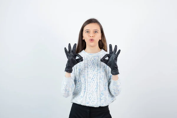 Πορτρέτο Του Όμορφη Νεαρή Κοπέλα Μαύρα Γάντια Δίνοντας Σημάδι Υψηλής — Φωτογραφία Αρχείου