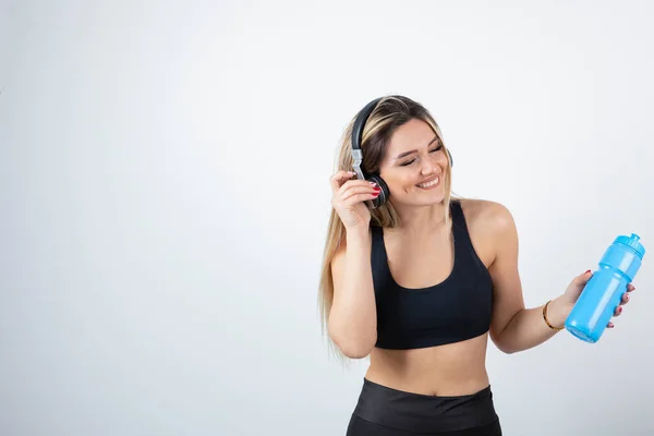 Mulher Desportiva Bonita Fones Ouvido Segurando Garrafa Com Água Foto — Fotografia de Stock